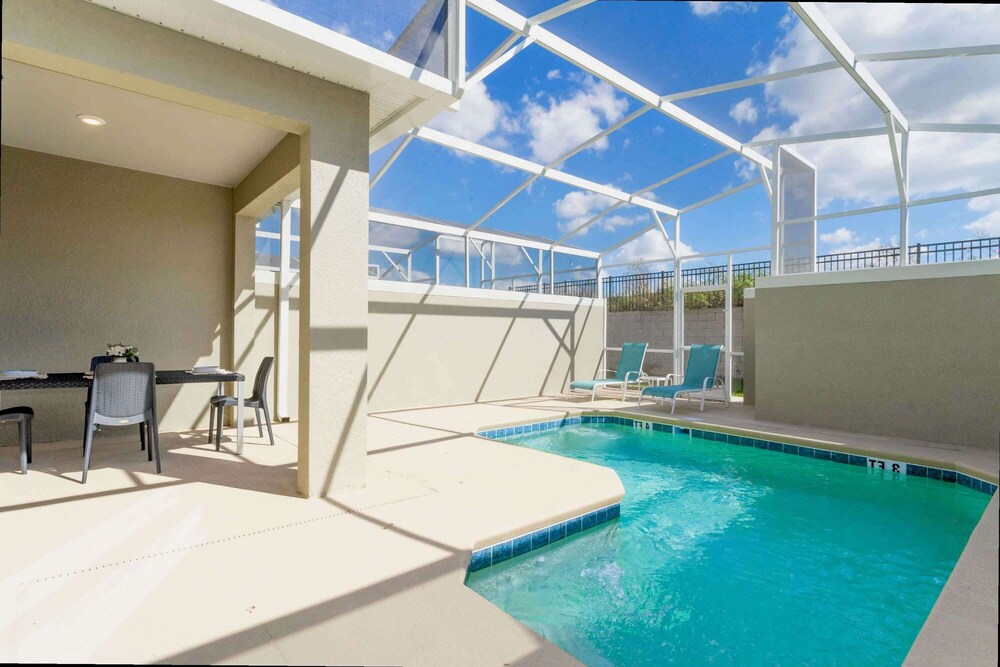 Stylish 4Bd w Lake View Pool Kids Themed Room