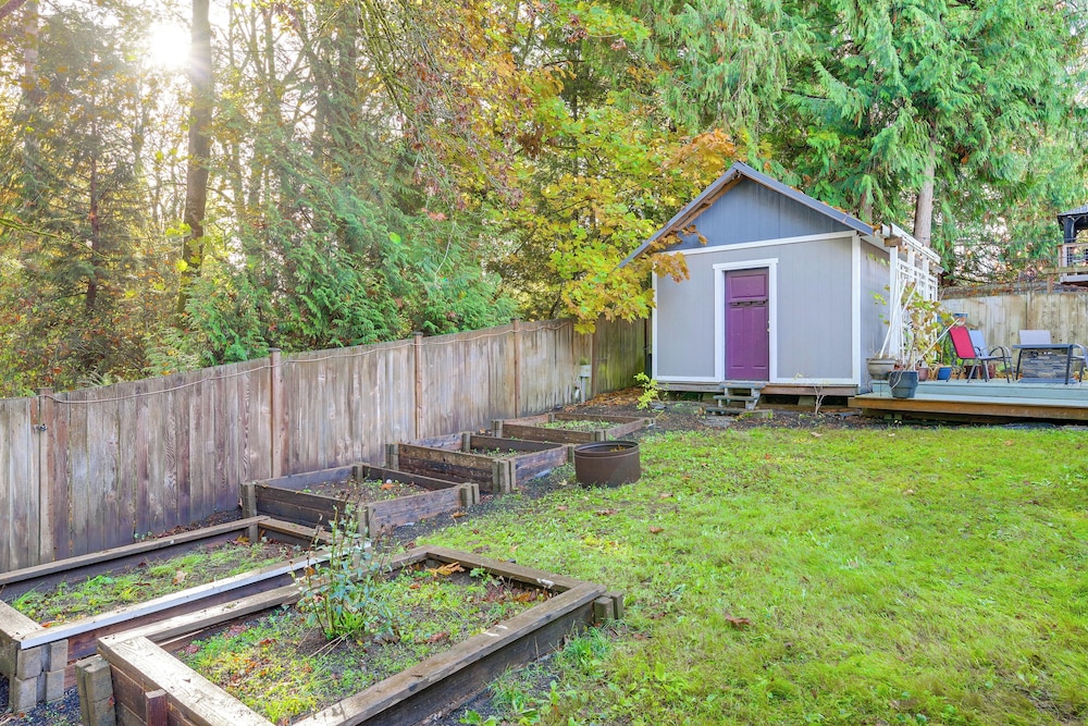 Family Retreat w/ Hot Tub & Game Room in Everett!