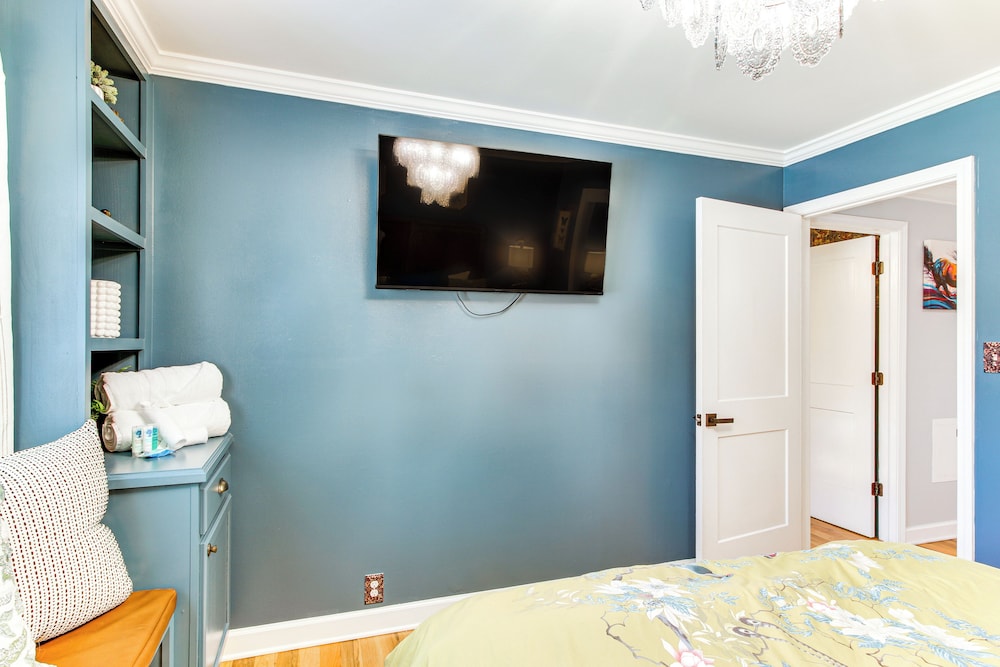 2 Mi to Historic Horse District: Dog-friendly Home