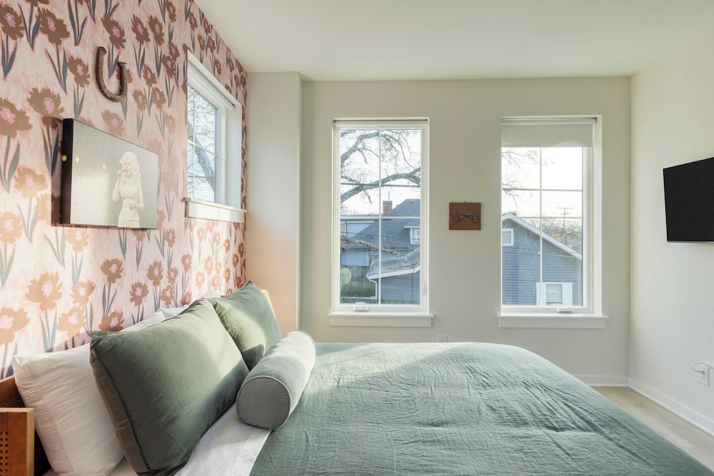 2 New Townhomes w/ Balcony, Mins to Broadway, Sleeps 16 98 Degrees & The Stage