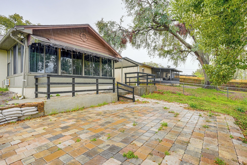Explore & Relax: Chic & Cozy Retreat in Lakeland!
