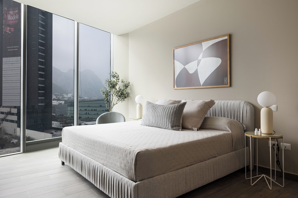 Modern Apts w Pool & Mountain View