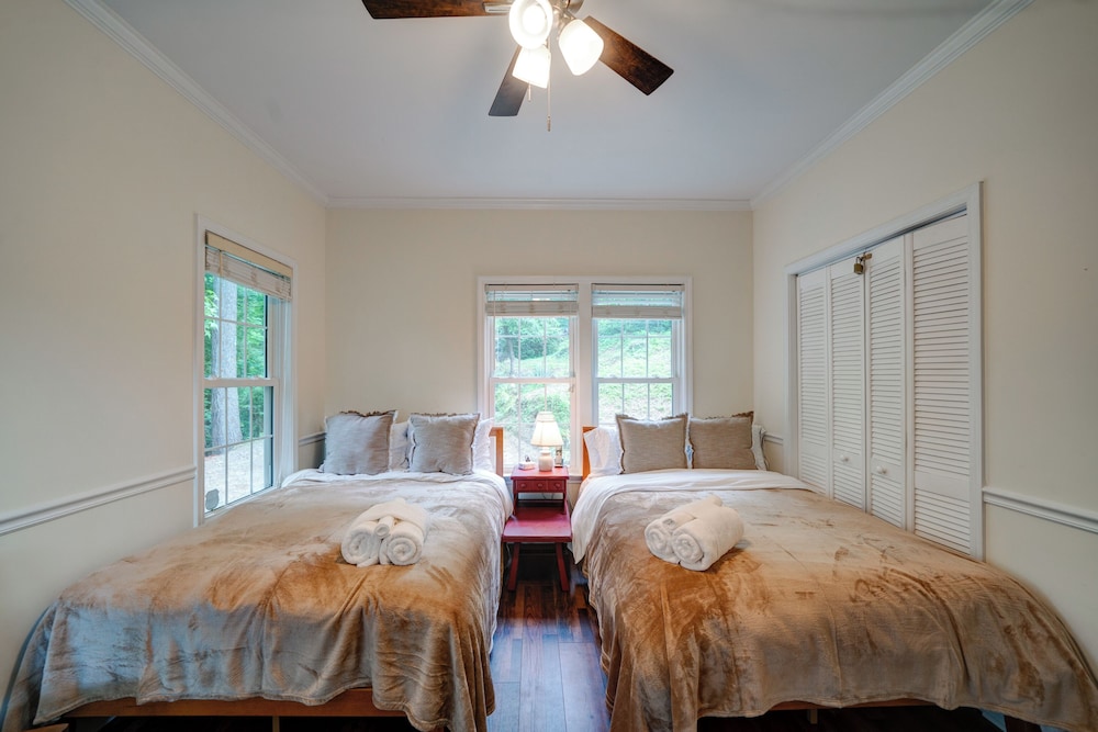 Lakeside Country Cottage