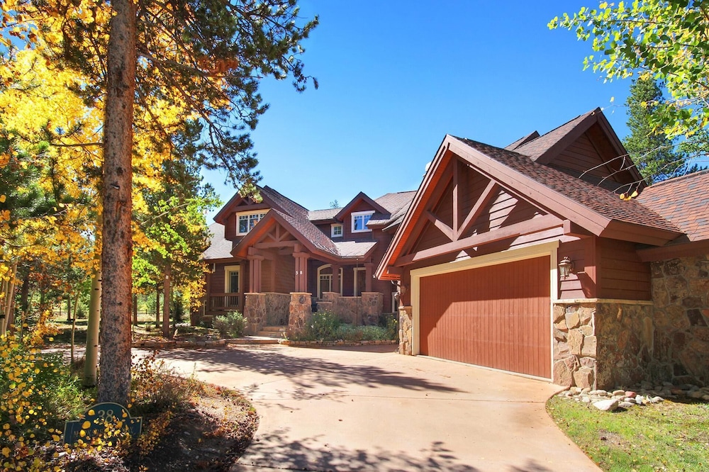 Marksberry Lodge 4 Bedroom Home by RedAwning