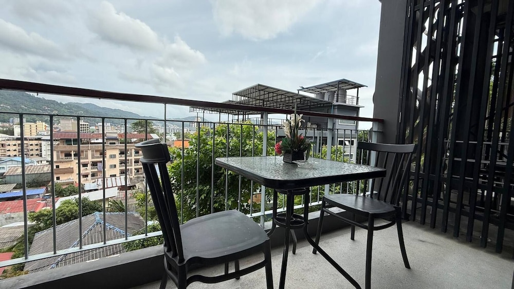 Emerald 307 - Studio With Balcony and Shared Pool