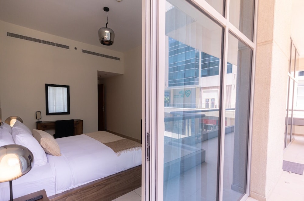 Large Modern 1-Bedroom in Bay Square 9