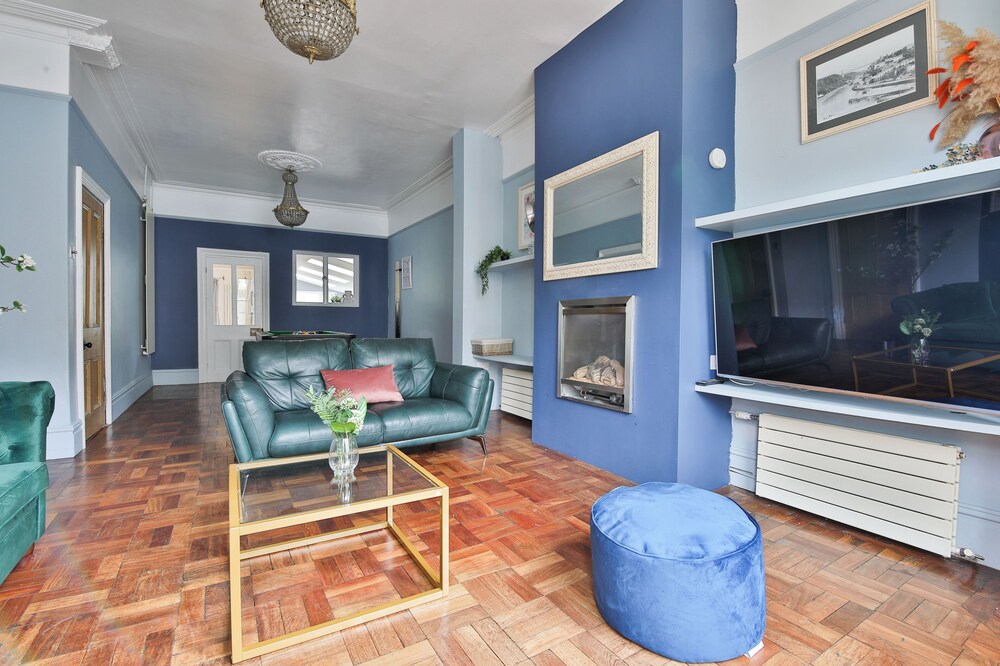 4 Bed House with Pool Table & Parking