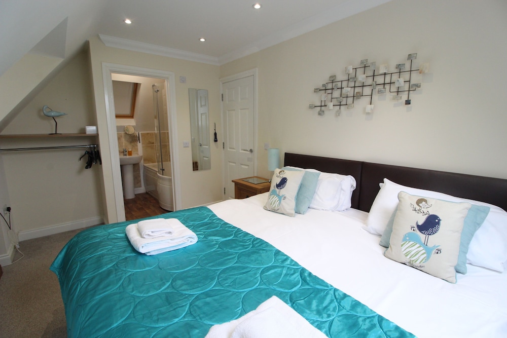 Westcliff House - 4 Bedrooms view 2