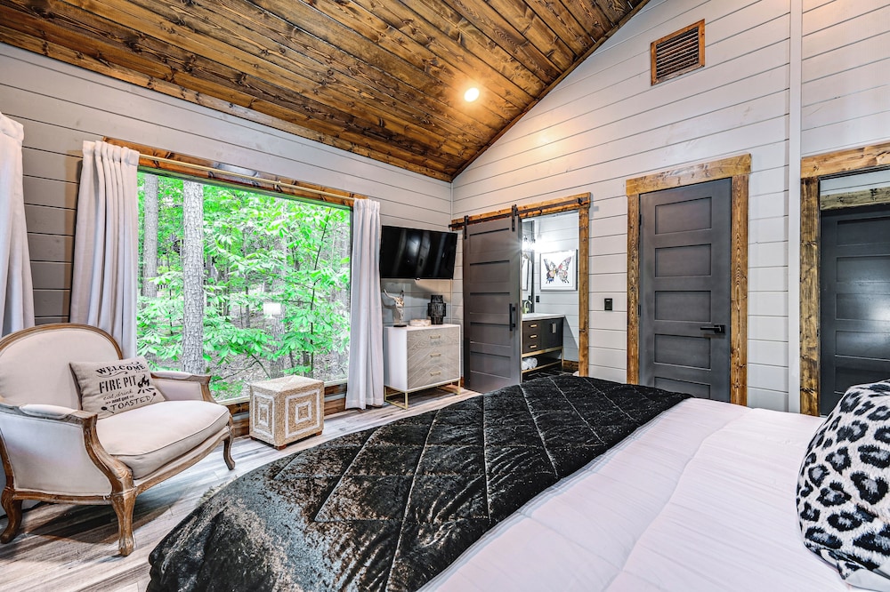 Luxe Broken Bow Vacation Rental: Hot Tub & Pets OK