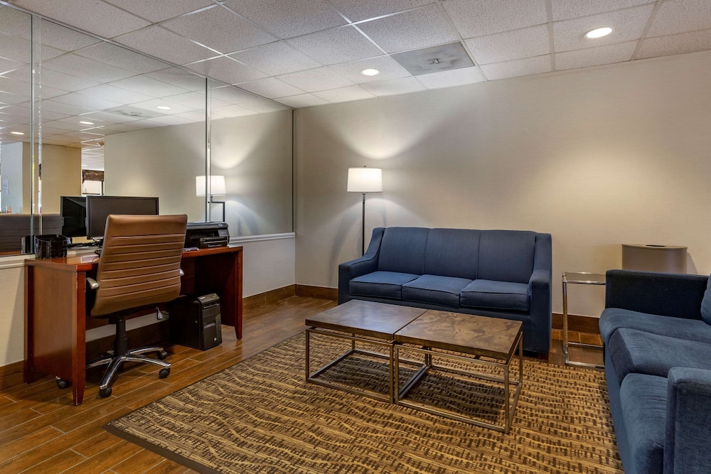 Dillon Vacations - Comfort Inn Laurinburg - Property Image 3