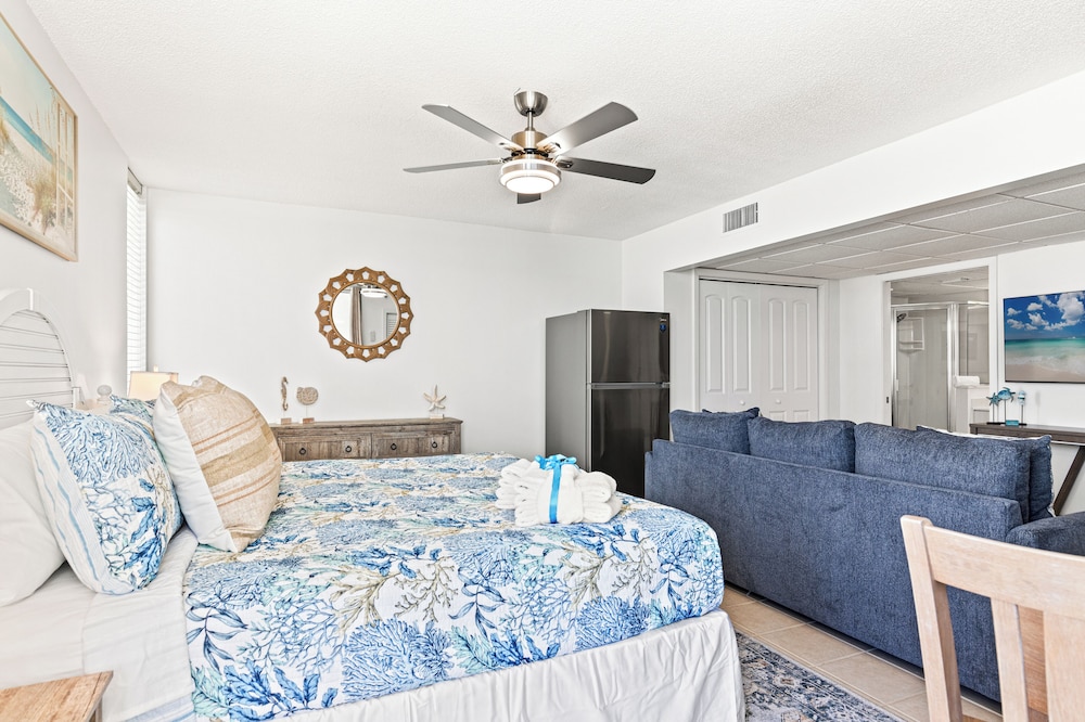 Coastal Hideaway: Cozy Beachfront Studio Sleeps 4 With Stunning Views!