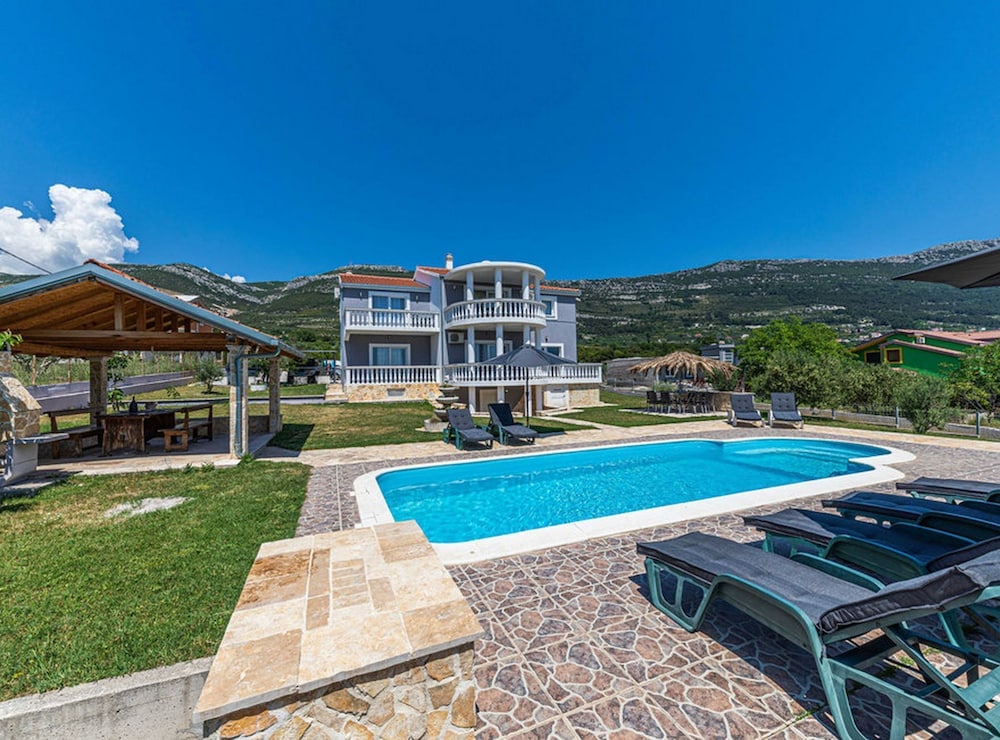 Exquisite Spacious Villa Bufaline With Pool and Gym