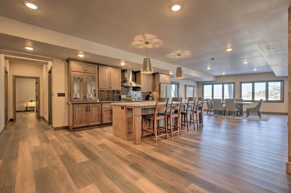 Lakefront Cabin w/ Proximity to Attractions!