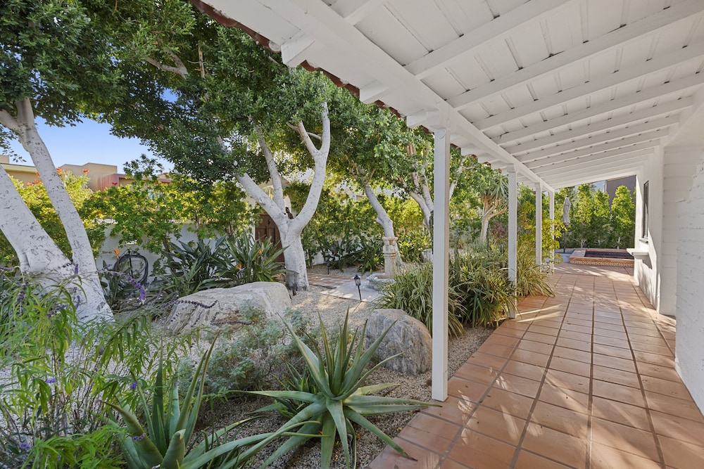 Charming Spanish Colonial A Chic Retreat for 4! view 5