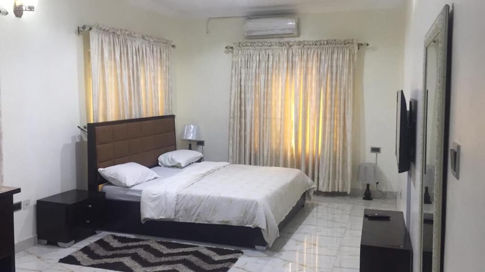 Stunning 2-bed Apartment in Lagos view 2