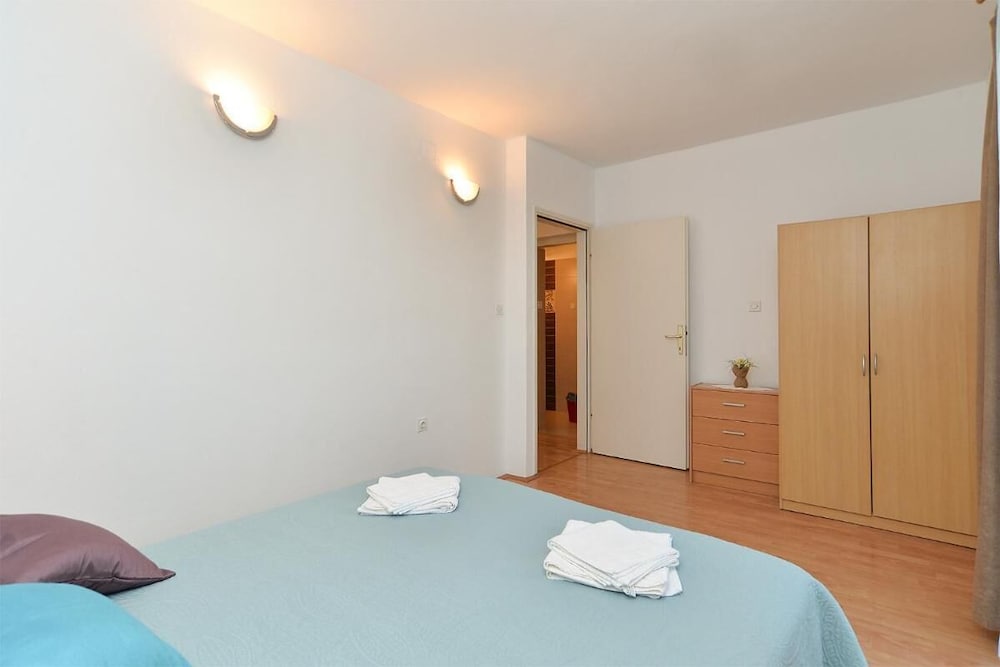 Spacious Apartment With Garden