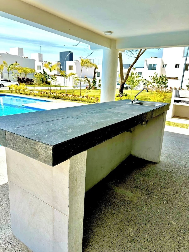 Private Jacuzzi and Pool 2 Level House