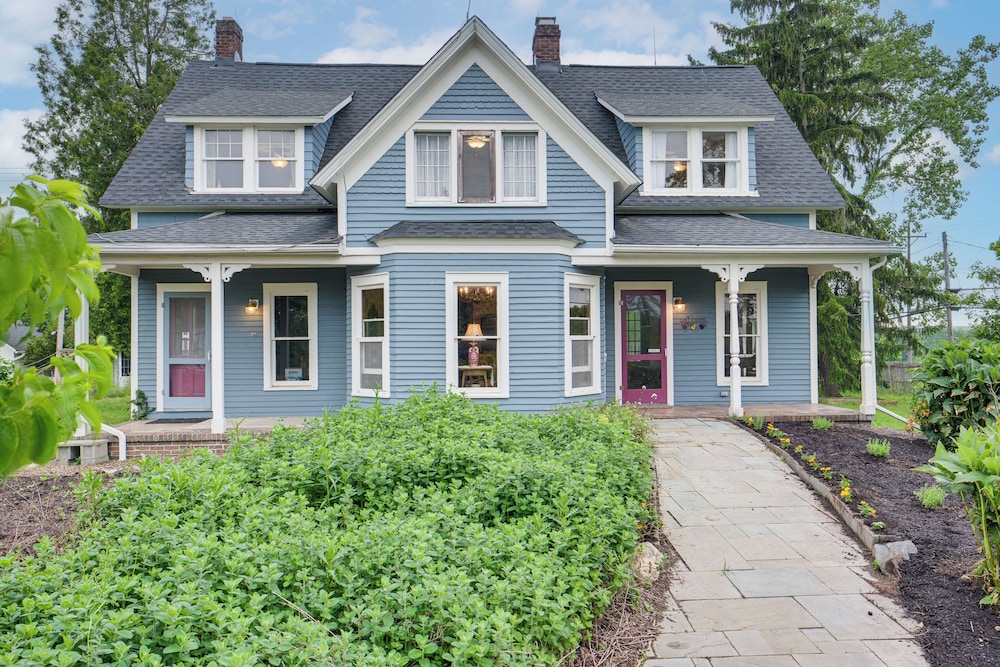 2 Mi to Chardon Square: Spacious Farmhouse