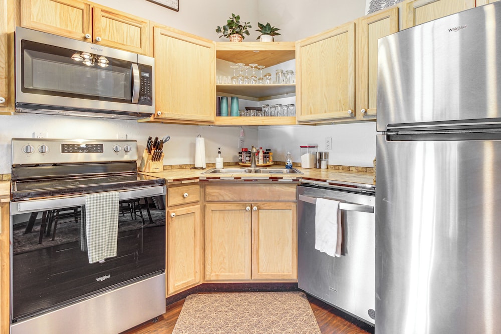 Golf Course Getaway & Hot Tub Haven in Pinetop!