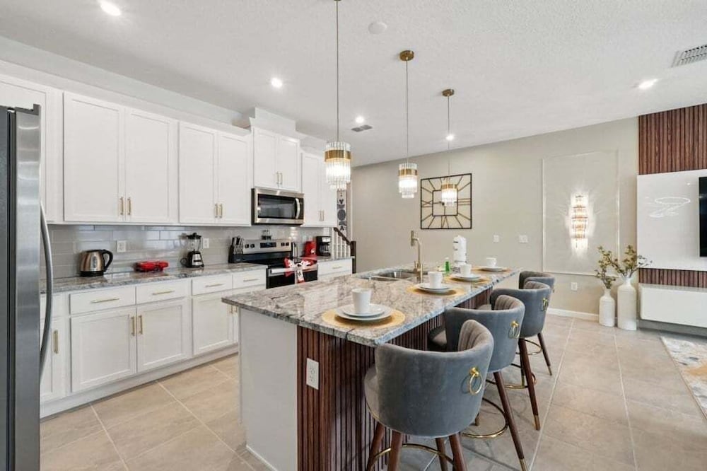 Beautiful Chic Radiance Home With Pool 5 Bedroom Townhouse