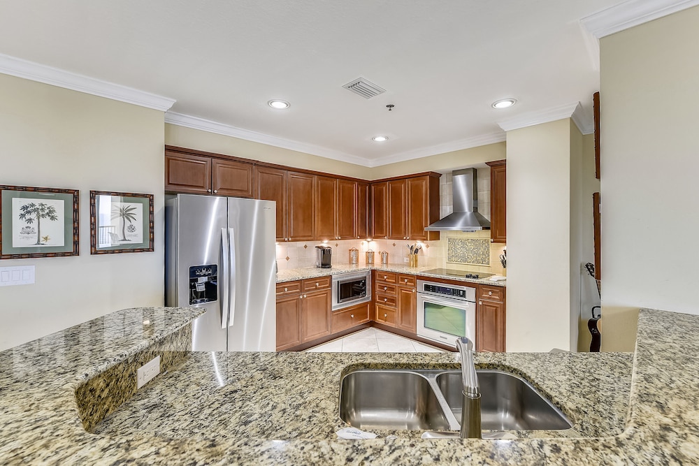 Grand Panama Beach Resort by Book That Condo