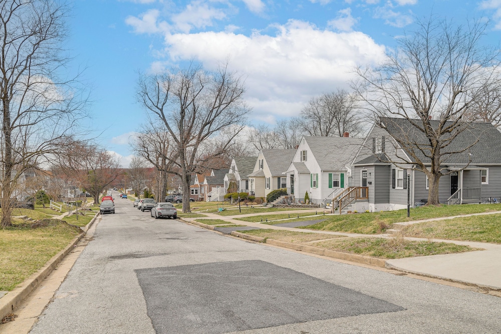 4 Mi to Universities: Quaint Parkville Apartment!