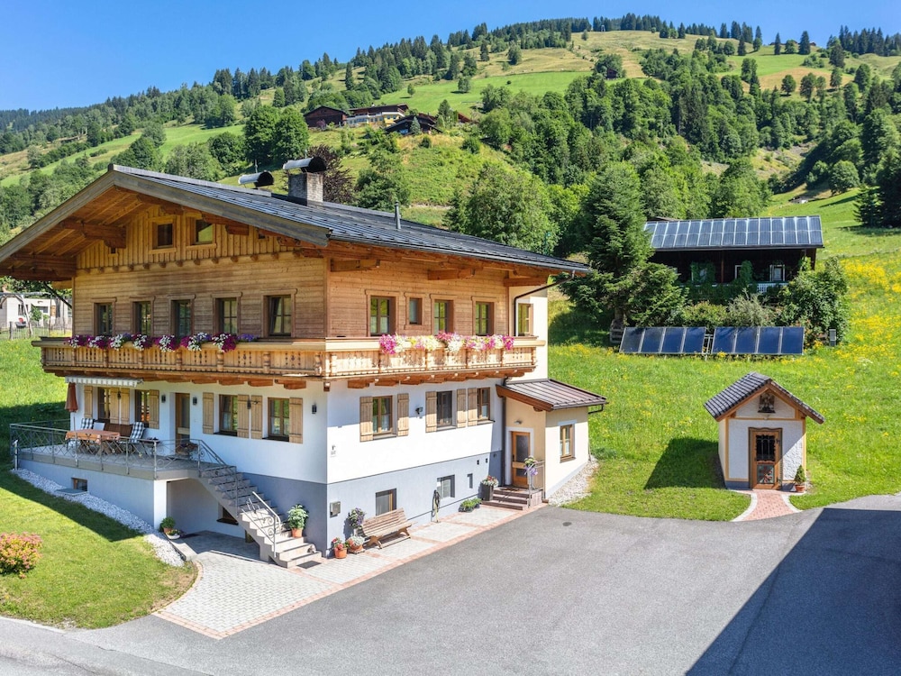 Elegant Apartment Near the ski bus