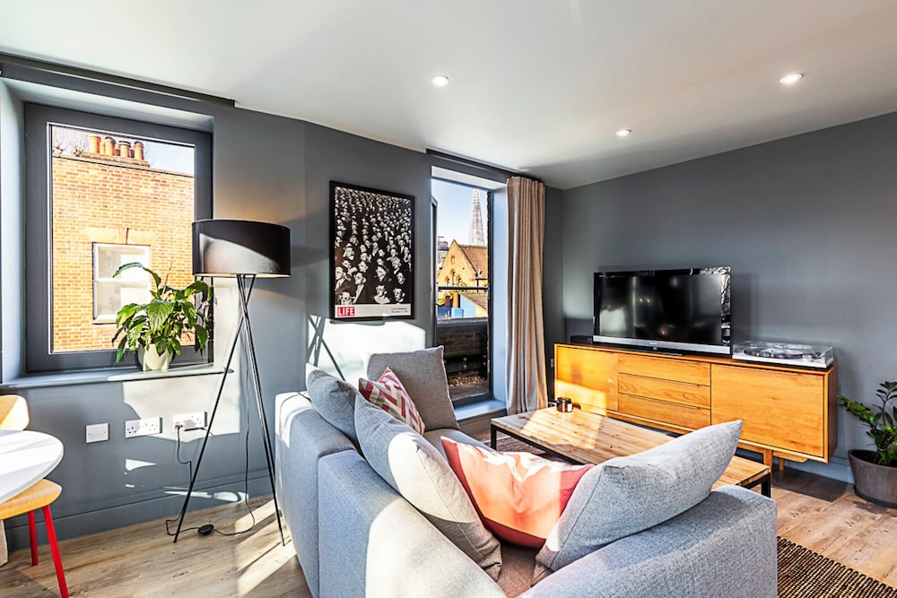 Bermondsey Bliss: Views, Comfort, and City Access!