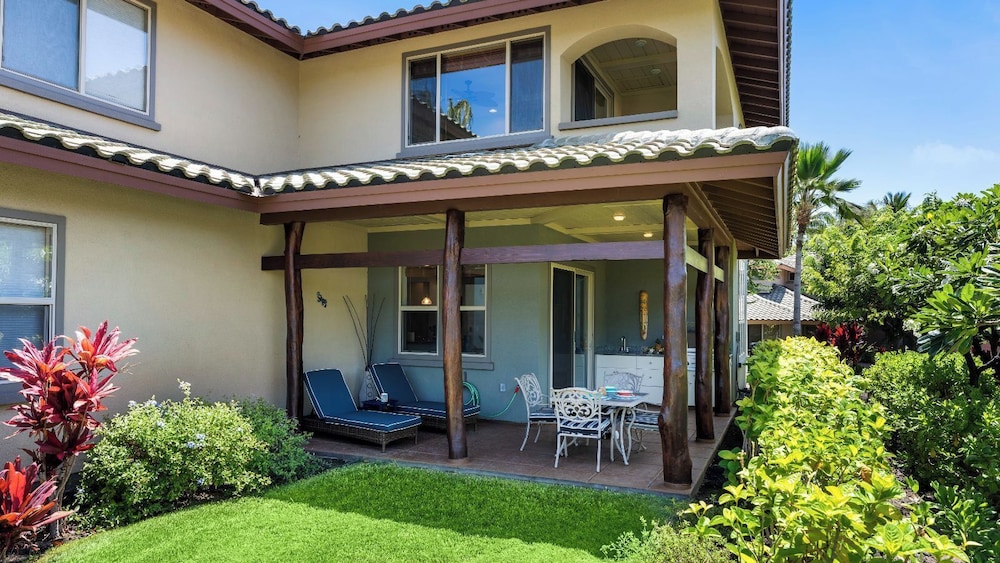 Tropical Escape w/ Lanai, BBQ & Resort Amenities - Vrkcv