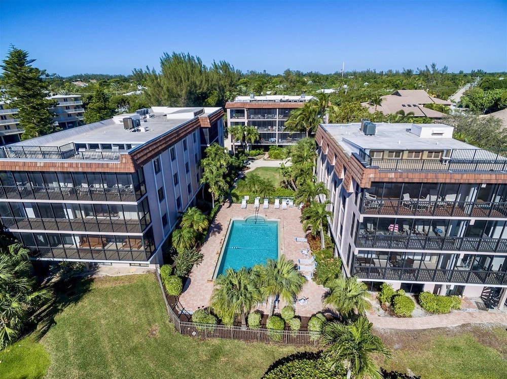 Shorewood Condos by Dream Vacation Rentals