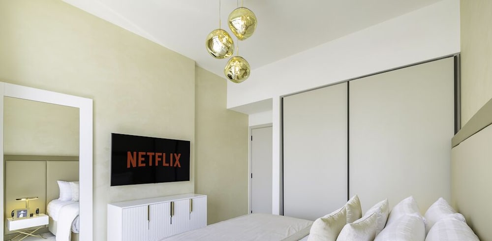 LUX The Marina Vista Beachfront Suite 3