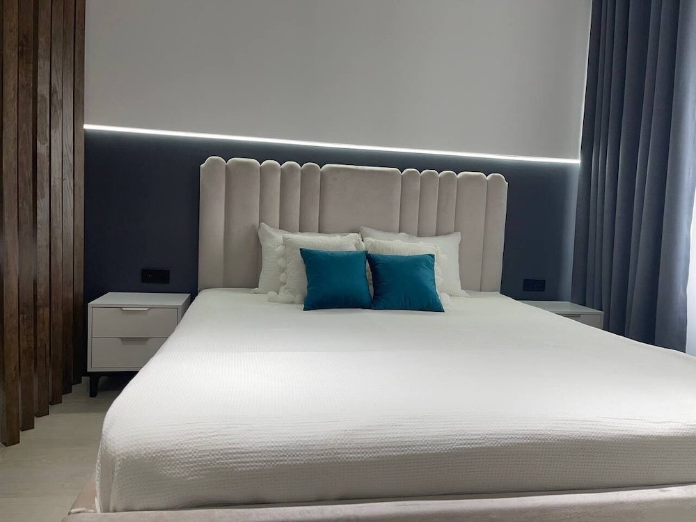 Akay city White studio