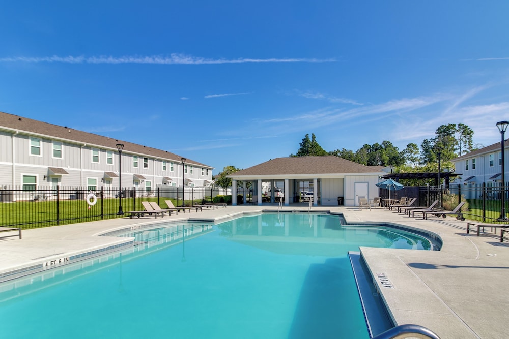 Pensacola Retreat w/ Pool Access, 20 Mi to Beach