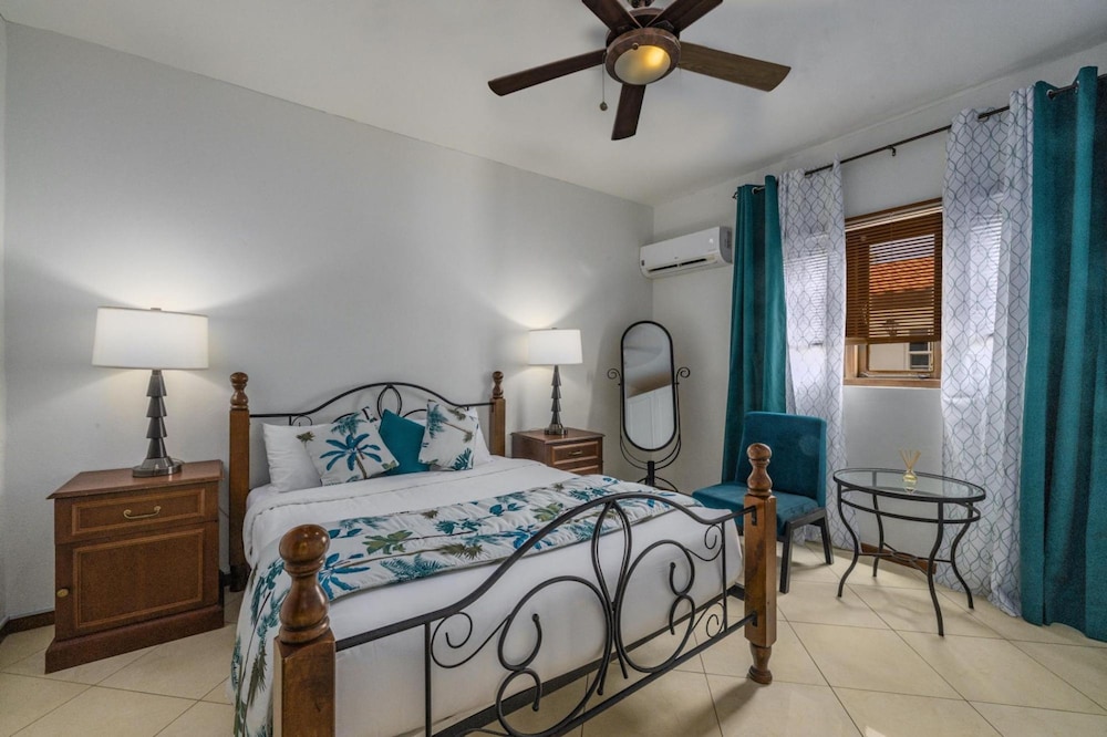Villa Salina - 5BR w Pool Jacuzzi Sauna