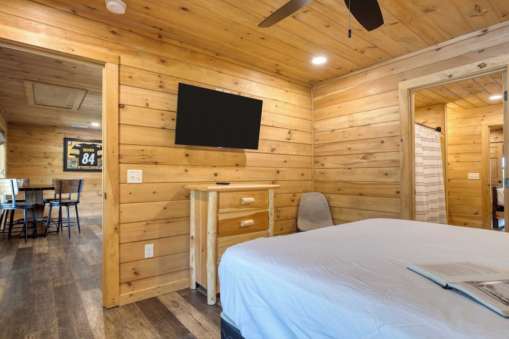 Lions Landing by Avantstay Sleeps 18 Hot Tub Game Room Views Near Pigeon Forge
