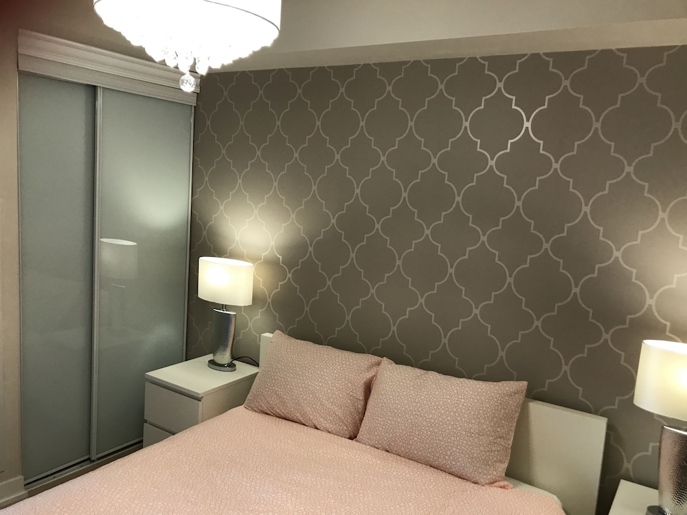 Luxury 2BR Suites in the heart of Downtown Toronto - Image 2