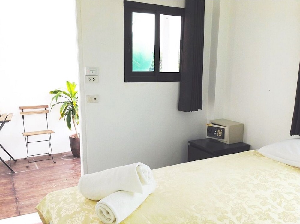 The Reef Hotel & Studios