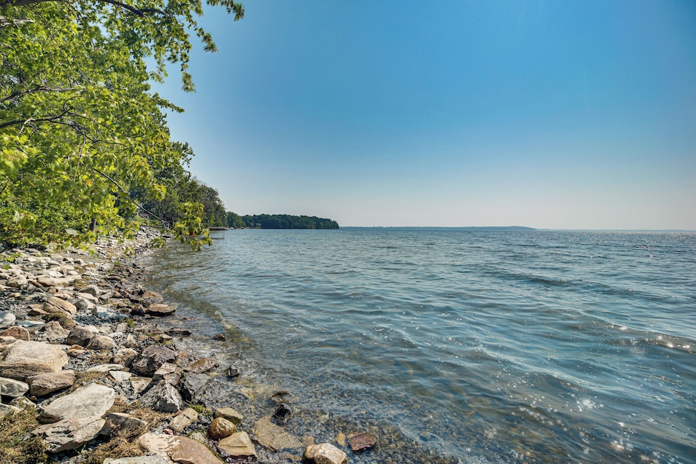Grill Out, Play Pool: Huge Home on Lake Champlain!