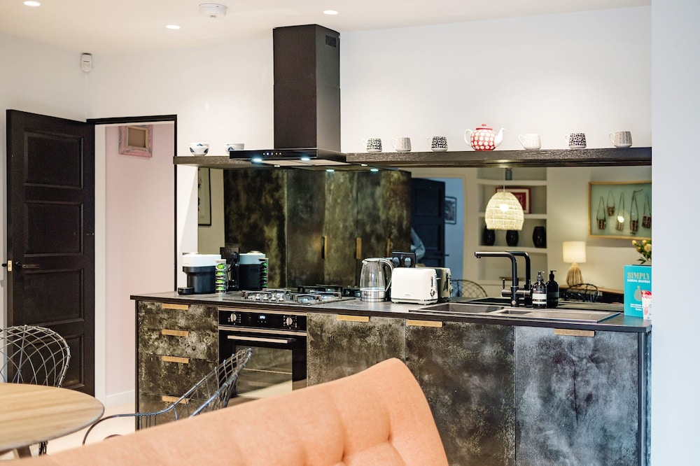 Notting Hill 2 Bed With Sauna - by Out of Office Lifestyle
