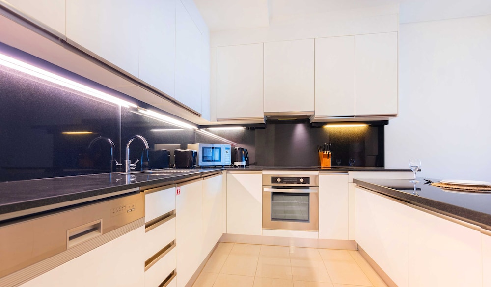 LUX | The JW Marina Suite