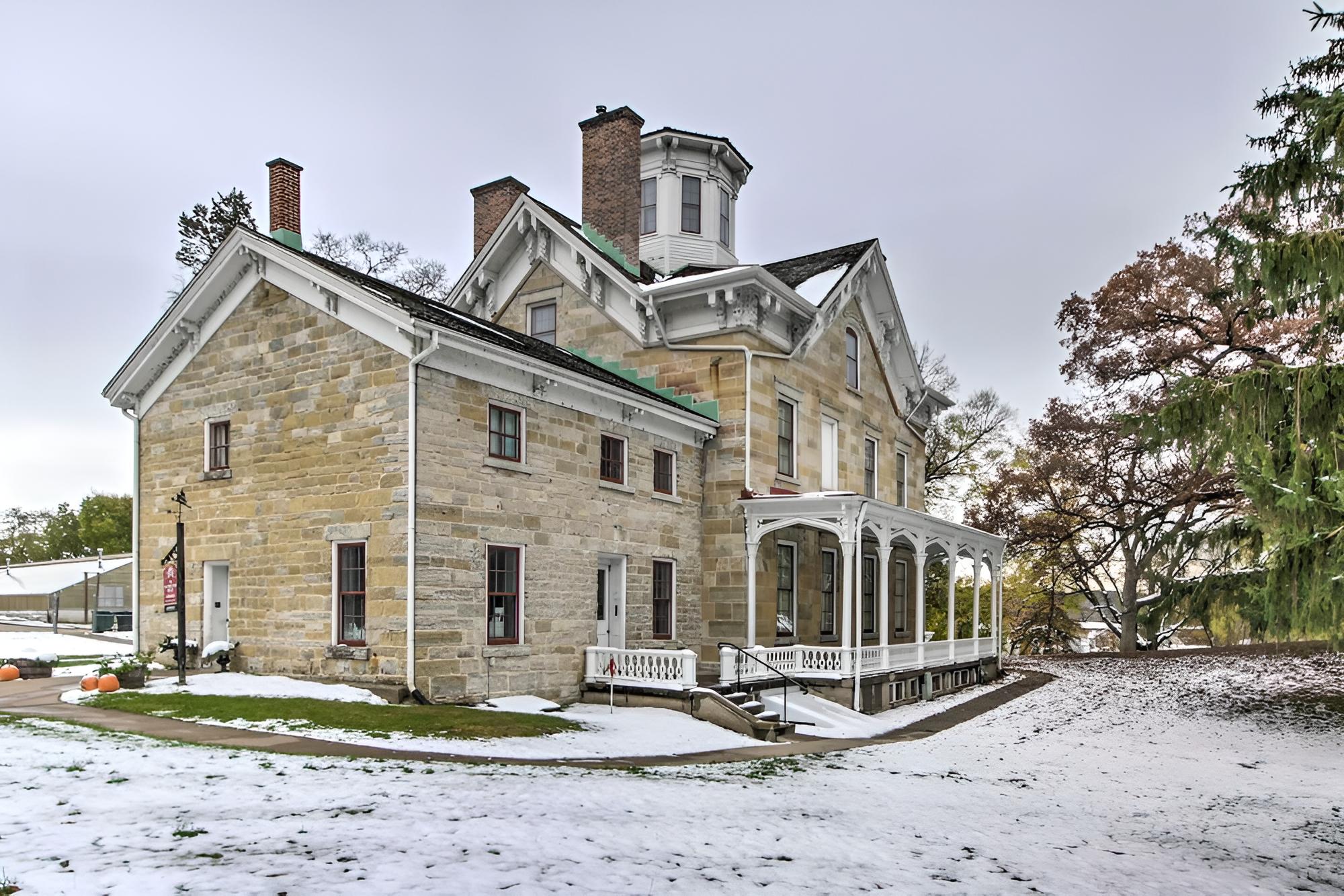 Renovated Historic Home < 1 Mile to Eagle Point! view 3