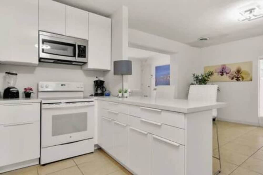 2710 Heated Pool 7 Beds 5 Baths Sleep 15 Park 4 Car