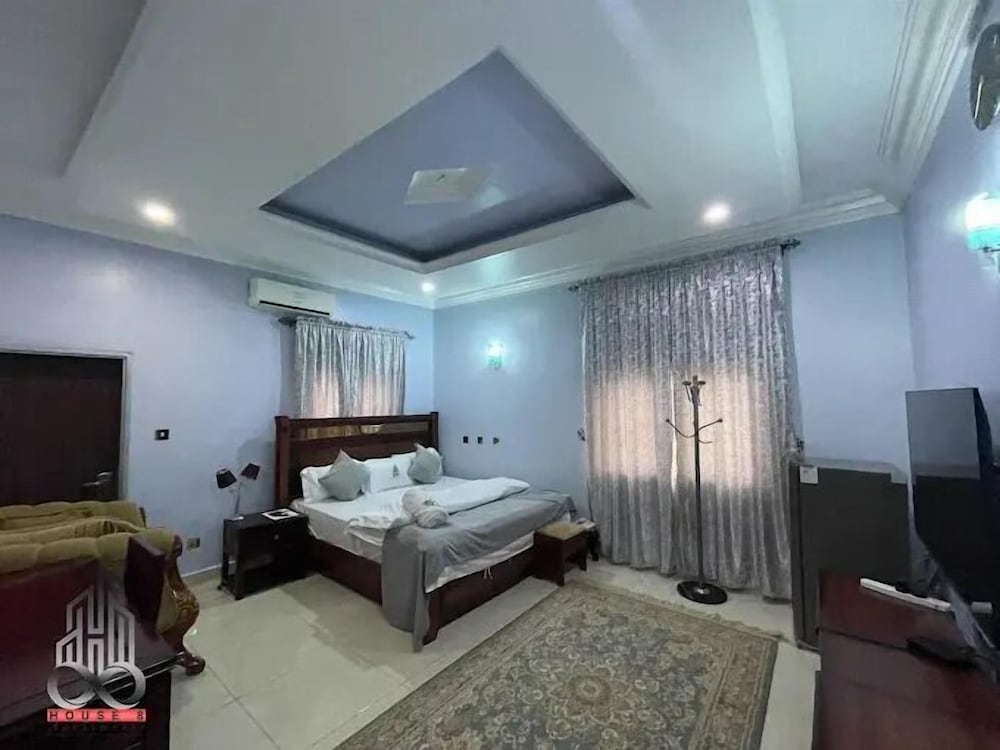 HOUSE 8 APARTMENT