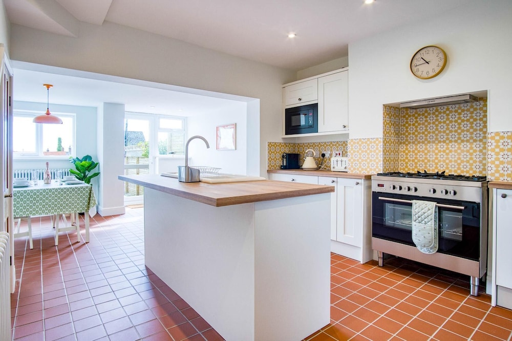 Woodville Road - 2 Bedroom House - Mumbles