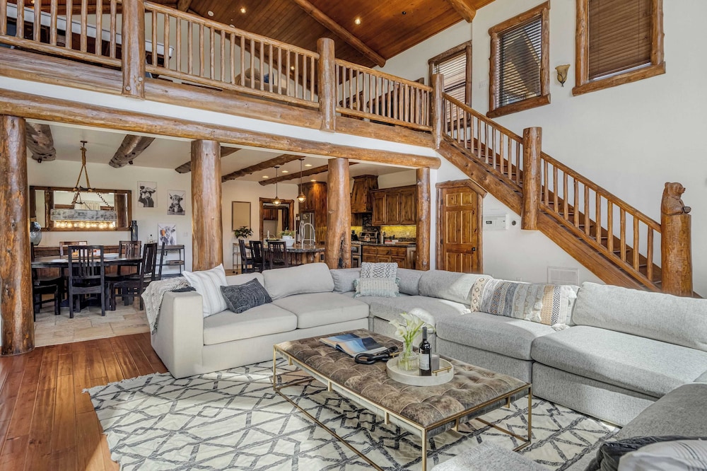 Group Cabin + Lake and Mountain View Pet-friendly, Fireplace, Games, Loft