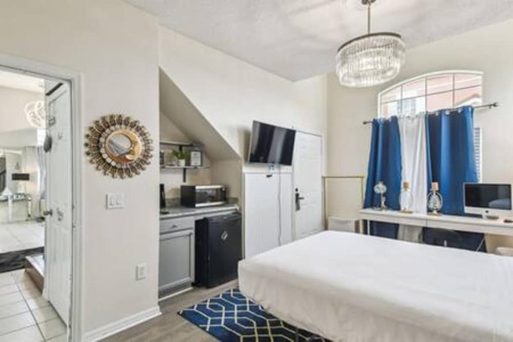 Lake Berkley 4BR Villa - Near Disney & Pool