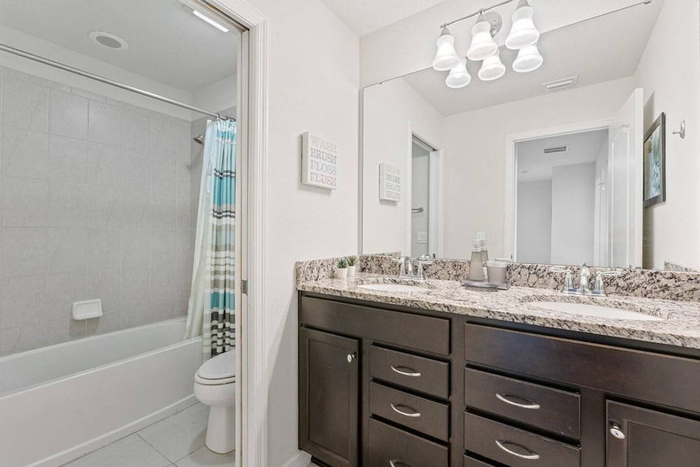 Spacious 5BR Villa w Private Pool Near Disney