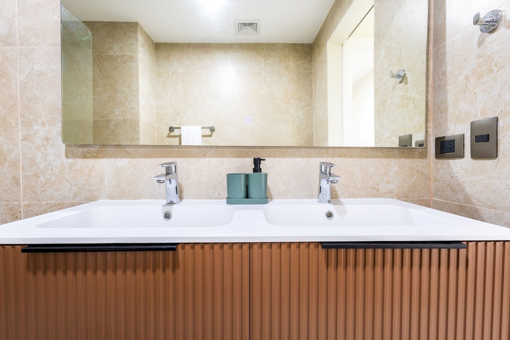 Chic 2BR Stay w Terrace Picuzzi 5 Min to Beach