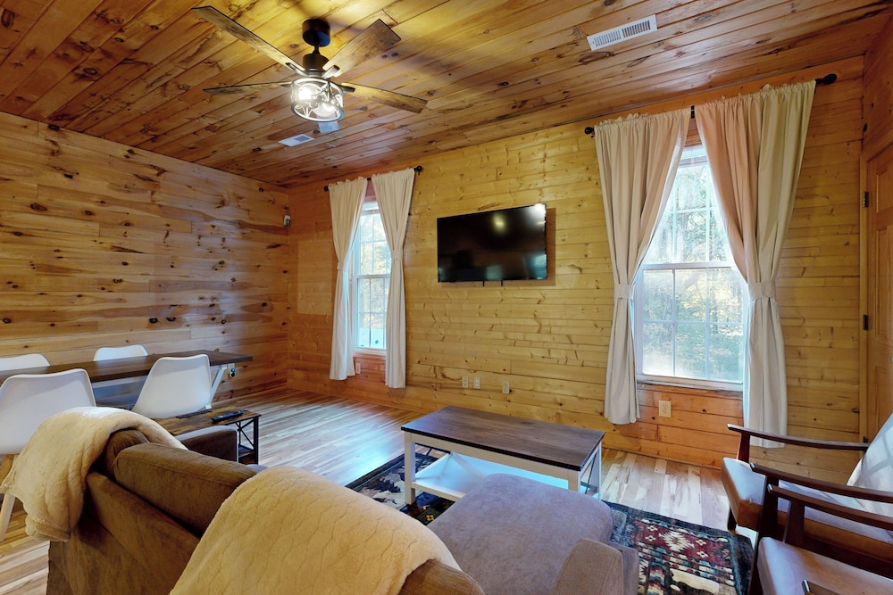 2BR House w/ A/C & Games, Close to Lake