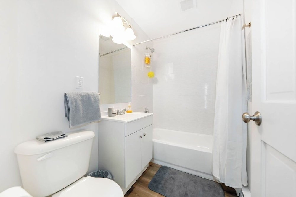 Renovated Apt w/ A/c, Wifi & Free Parking